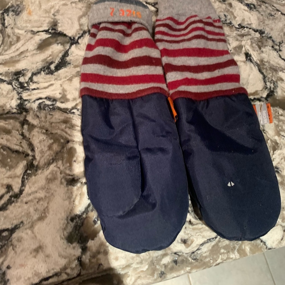 Kids warm winter gloves that stay on!